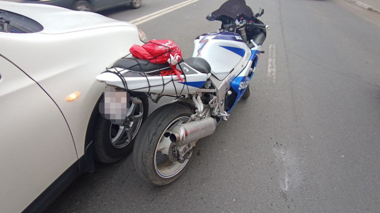В Твери пассажирка  дверью автомобиля сбила мотоциклиста, он получил травмы - новости ТИА