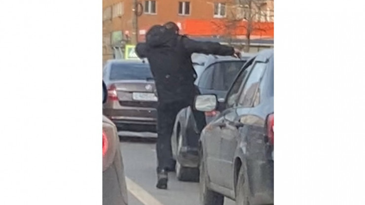 В Твери неадекватный мужчина бросался на проезжающие машины - новости ТИА