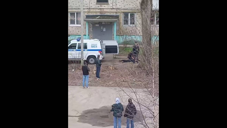 В Твери сотрудники полиции задержали во дворе дома неадекватного мужчину - новости ТИА