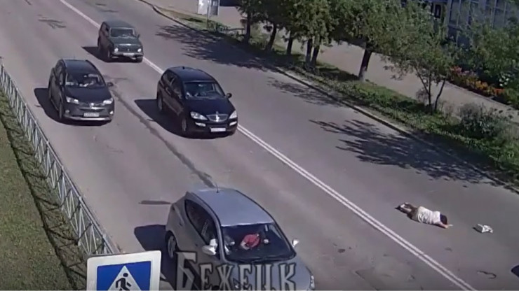 Опубликовано видео момента аварии в Бежецке, где сбили женщину - новости ТИА