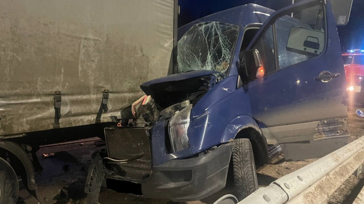 В Тверской области на трассе М-11 фургон врезался в грузовик - новости ТИА