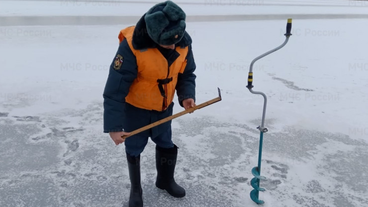 МЧС: на озере в Пеновском районе толщина льда 14 апреля составляет 43 см - новости ТИА