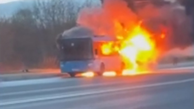 Появилось видео горящего автобуса в Твери - новости ТИА