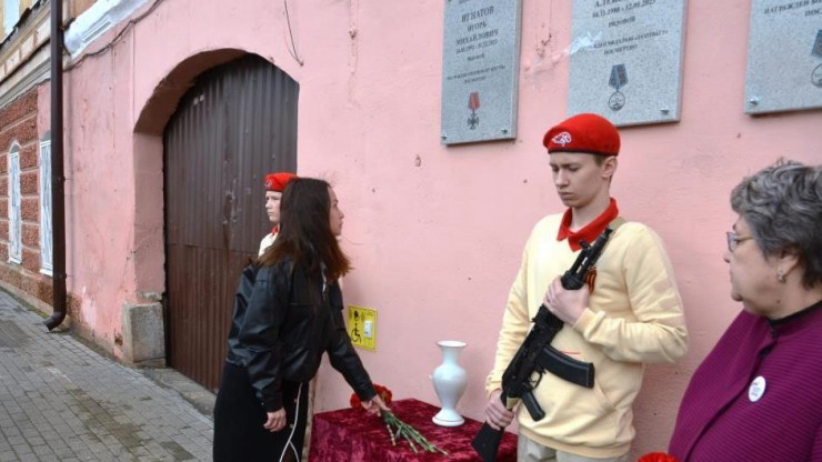 В Тверской области на школе открыли третью табличку в память о погибшем земляке - новости ТИА