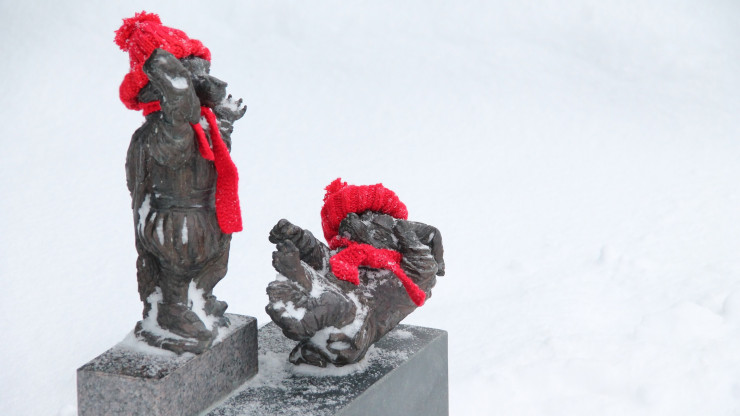 В Вышнем Волочке скульптуры волчков украсили шапочками с шарфами - новости ТИА