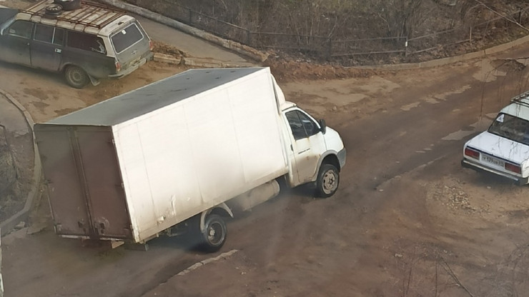 В Твери грузовик застрял в забытой "коммунальной" яме - новости ТИА