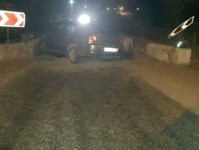 Во Ржеве автомобиль протаранил бетонное ограждение моста - новости ТИА