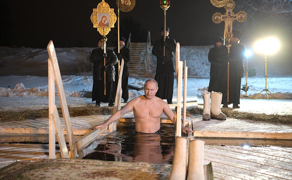 Путин в валенках и тулупе решил традиционно обозначить Крещение