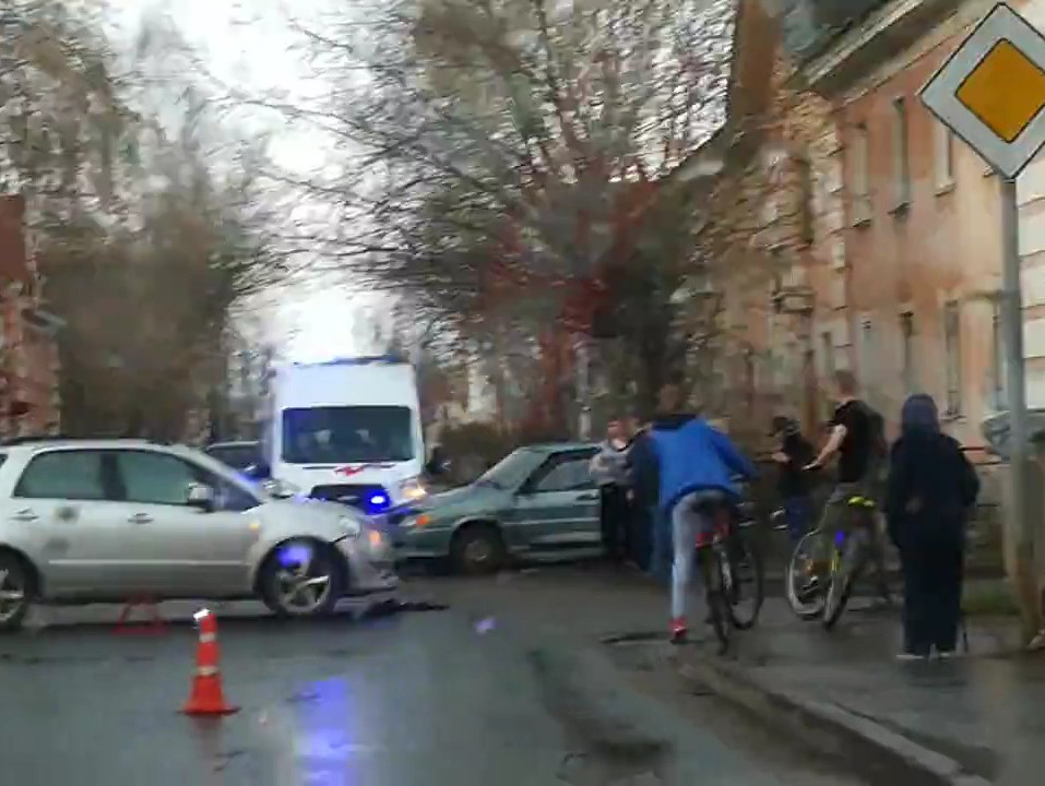 Женщина и ребенок пострадали в ДТП на одной из улиц Твери Женщина и ребенок пострадали в ДТП на одной из улиц Твери