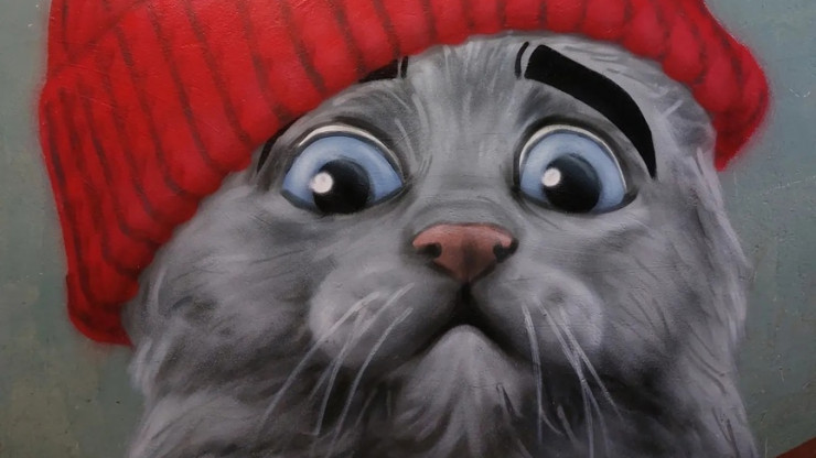 В Твери появилось новое граффити: голубоглазый кот в красной шапке - новости ТИА