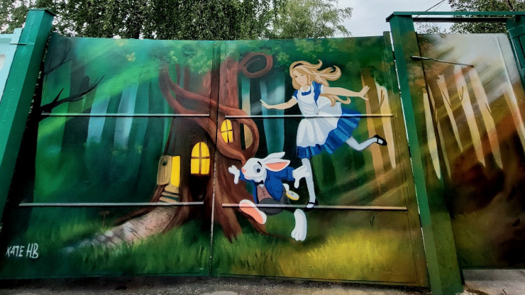 В Твери уличная художница на воротах приюта нарисовала сказку - новости ТИА