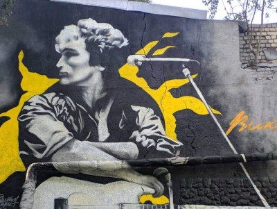 В Твери художник-граффитист возродил стену памяти Виктора Цоя - новости ТИА